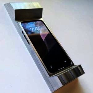 Kocak, Ada Casing 2,7 Kg Biar Orang Malas Main HP