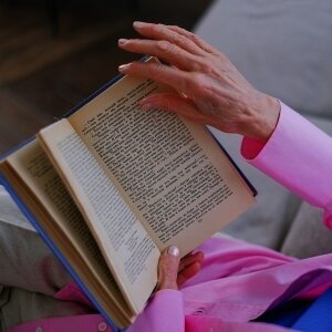 Suka Membaca Buku? Kebiasaan Ini Bisa Turunkan Risiko Alzheimer Hingga 33 Persen Lebih Rendah