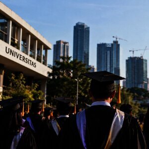 Benarkah Indonesia Saat Ini Sedang Mengalami Industrialisasi Gelar? Lalu Apa Dampaknya?
