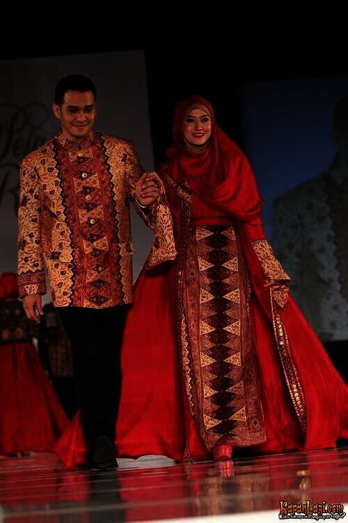 Lyra Virna Kian Cantik Kenakan Gamis
