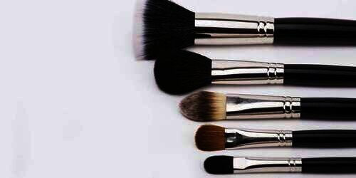 Begini Cara Membersihkan Kuas Makeup