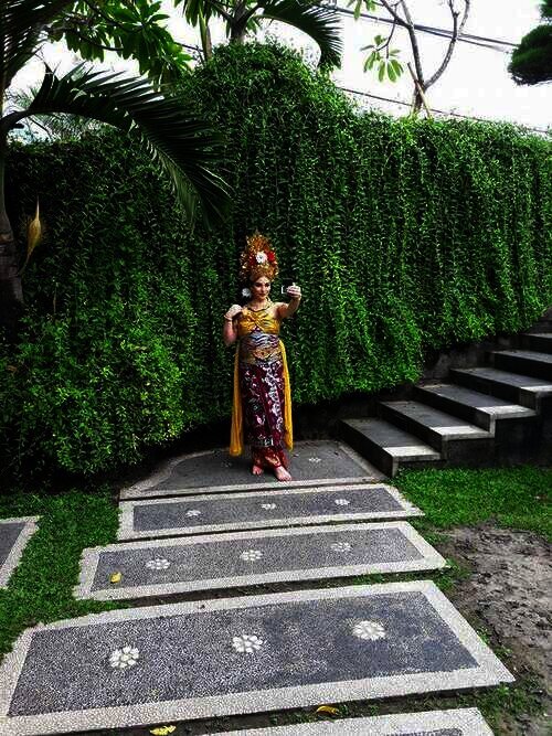 Putri Saudi berbusana Bali