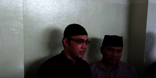 Kunjungi Jupe, Sandy Tumiwa Beri Jilbab