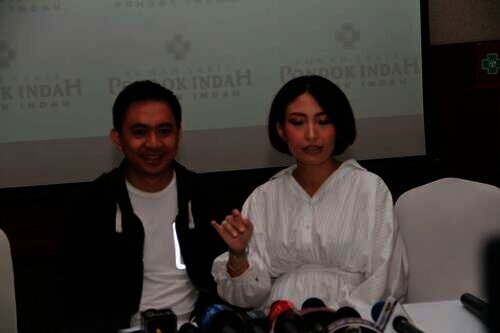 Ayu Dewi lahiran