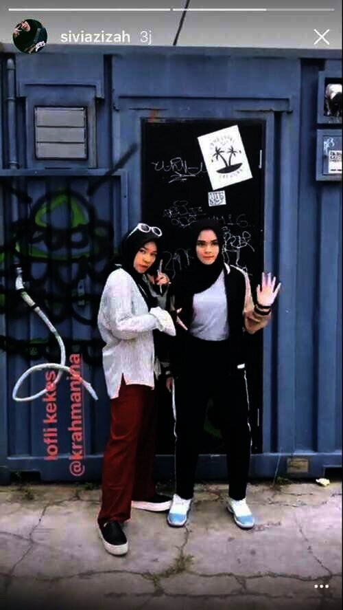 sivia mengenakan hijab