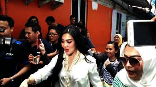syahrini kabur