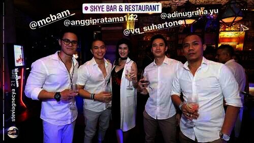 stevieanne dan suami bersama temannya