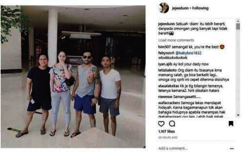 Jennifer Dunn bersama sahabatnya