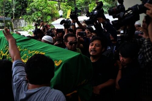 suasana pemakaman Sys Ns