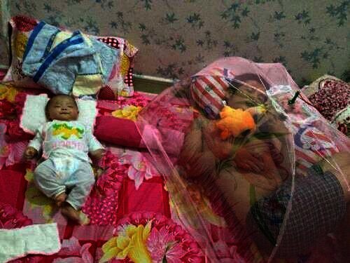 Polah Lucu Ayah Saat Jaga Anak 1