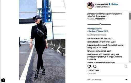 Foto Syahrini di bahu jalan tol.