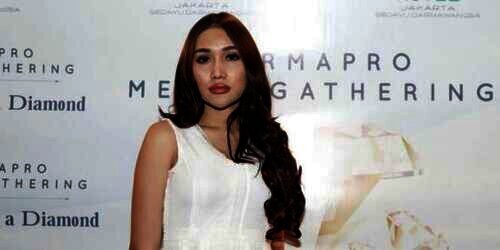 Elly Sugigi Bongkar Identitas Sebenarnya Lucinta Luna