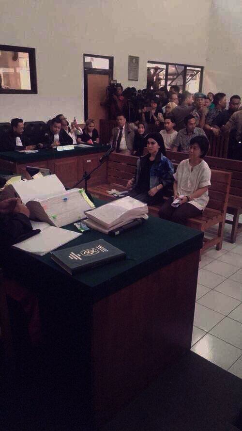 syahrini di ruangan sidang