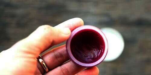Tips Pilih Lip Balm untuk Jaga Bibir Tetap Lembut dan Merah