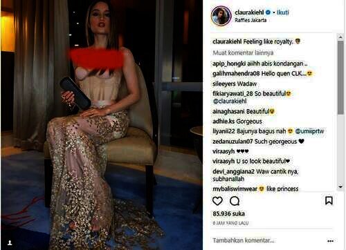 Cinta Laura dengan gaun pernikahannya.