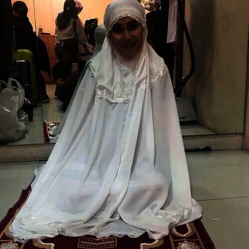 ayu ting ting pakai mukena
