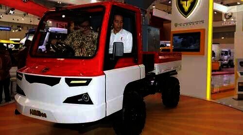 Jokowi dan Airlangga Hartanto mencoba mobil desa.