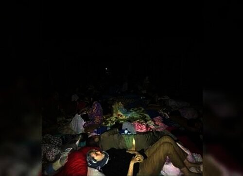 Pasha dan Adel tidur di tenda pengungsian