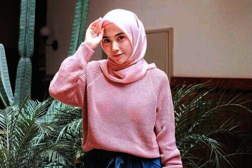 Mix and Match Sweater Jadi Lebih Playful untuk Hijabers