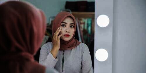 Mana yang Harus Dipakai Duluan, Foundation atau Concealer?