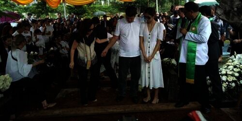 Pemakaman Ibunda Mikha Tambayong