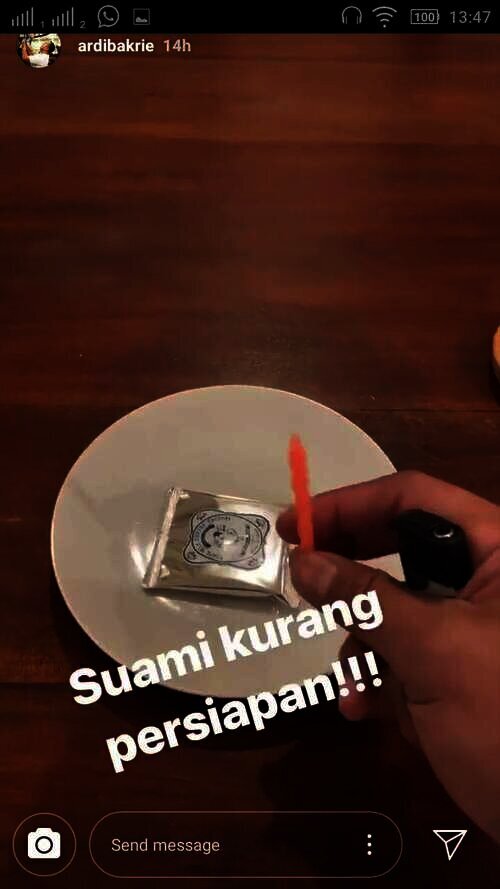 Lilin kecil akan ditaruh di atas biskuit. Lilin kecil akan ditaruh di atas biskuit.