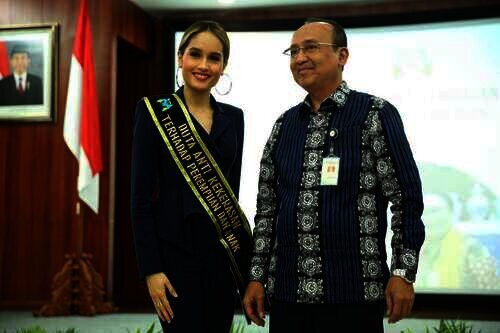 Cinta Laura