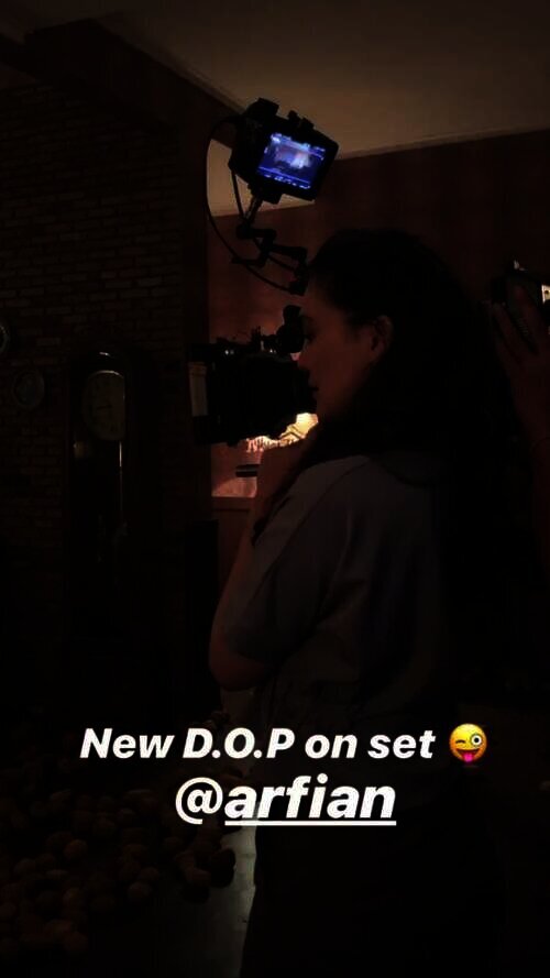 Gaya Kasual Luna Maya Tampil Gesit Jadi Cameraman