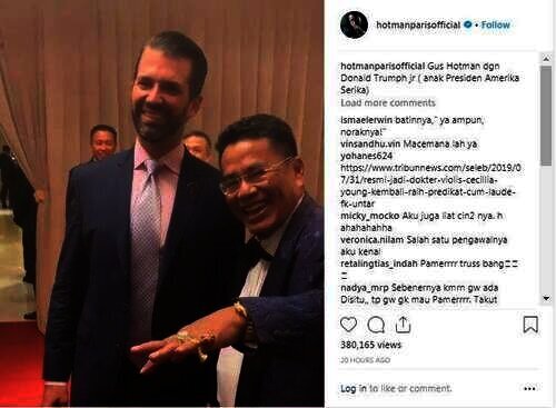 Hotman Paris Hutapea berfoto dengan anak Presiden Donald Trump.