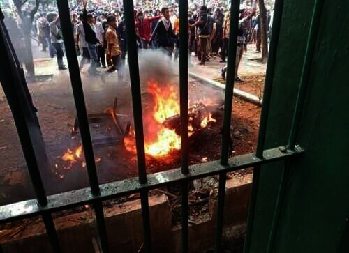 Motor milik wartawan Okezone dibakar massa demonstran (Foto: Dream.co.id/Muhammad Ilman Nafi`an)