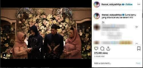 Unggahan Rezky Adhitya dalam pertunangannya