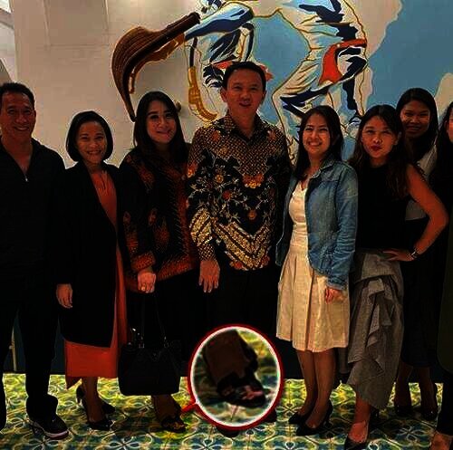 Puput pakai sandal di acara makan malam.