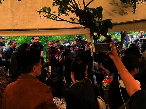 suasana pemakaman ria irawan