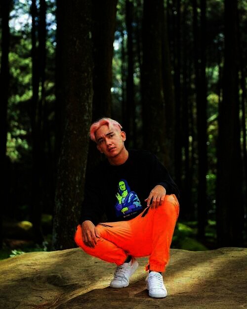 penampilan Adipati dengan rambut pink