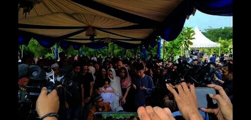 suasana pemakaman suami BCL