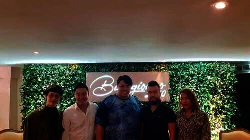 Ivan Gunawan (tengah)