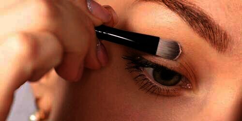 Tutorial Dasar Memakai Eyeshadow Agar Lebih Rapi