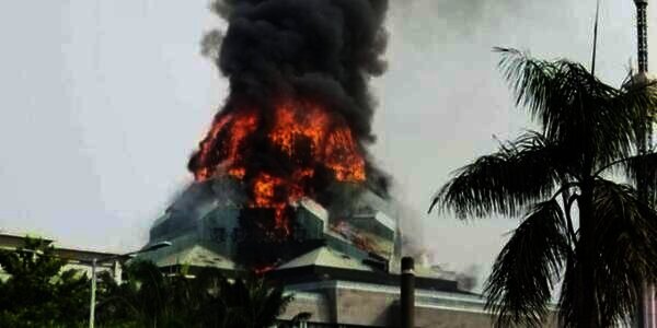Api Berkobar Jakarta Islamic Centre Kebakaran, Api Berkobar di Kubah | Dream.co.id