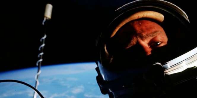 Selfie Pertama di Luar Angkasa