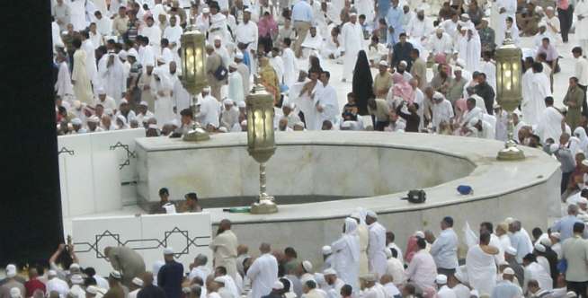 Melempar Jumrah Aqabah