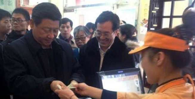 1. Presiden China XI Jinping mengantre membeli bakpau