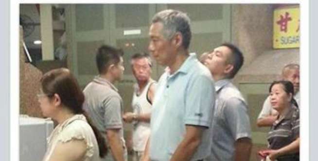 2. PM Singapura, Lee Hsien Loong mengantre ayam goreng