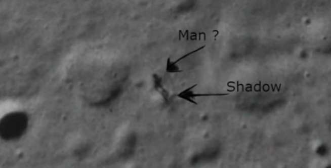 Penampakan Alien Berjalan di Bulan