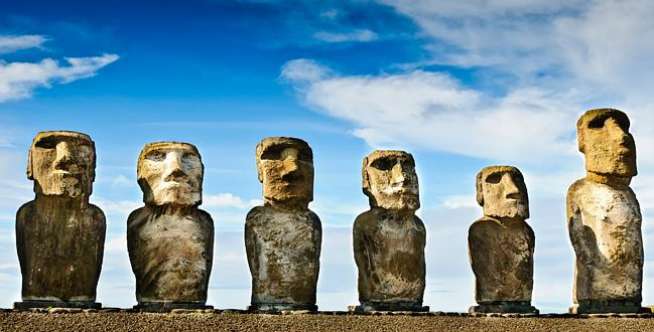 Patung-patung Moai di Pulau Paskah