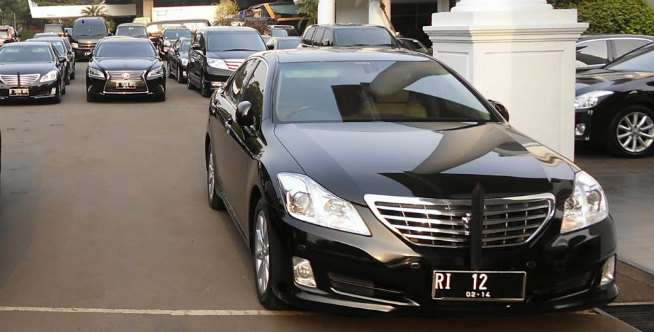 Perbandingan dengan Toyota Crown Royal Saloon