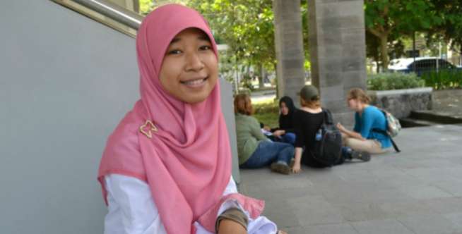 Hijaber Anak Tukang Kue Apem, Raih Mimpi Jadi Dokter Gigi