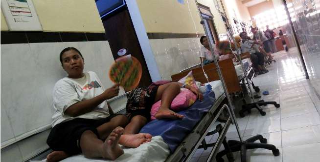 Pasien Anak Membludak Hingga Lorong RS