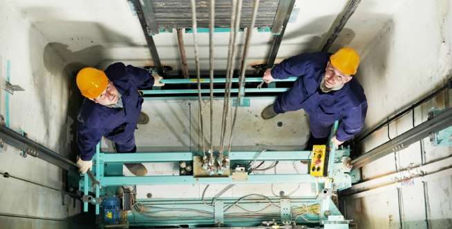 3. Pemasang dan Tukang Servis Elevator