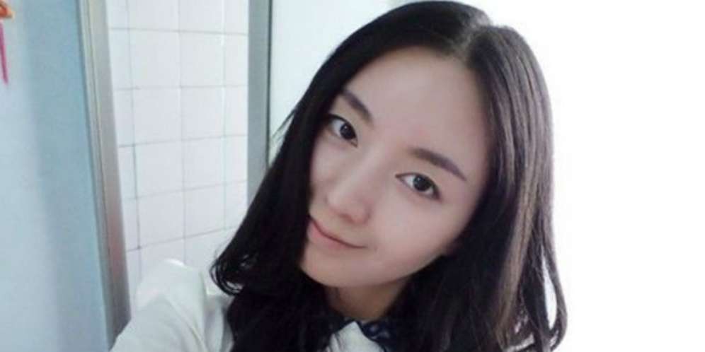 Guru Cantik Bergaya Bak Model di Kelas