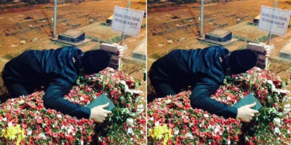 Foto Haru Billy Peluk Makam Olga